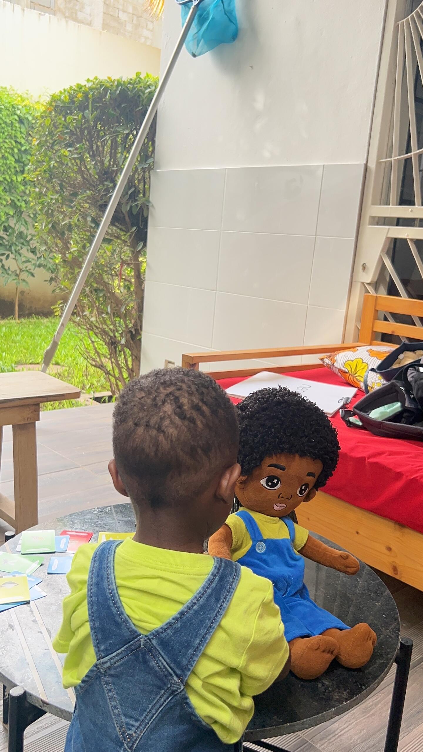 Poupée Noire en Peluche Samba – Image 3